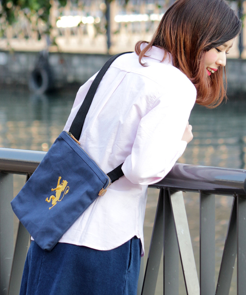 GIORDANO（ジョルダーノ）の「[GIORDANO]ライオン刺繍キャンバスショルダーバッグ (2015年モデル）（ショルダーバッグ・メンズ・ブラック/ブラック系その他/グリーン/カーキ/ネイビー/パープル/ピンク・FREE）」の6枚目の写真