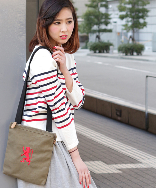 GIORDANO（ジョルダーノ）の「[GIORDANO]ライオン刺繍キャンバスショルダーバッグ (2015年モデル）（ショルダーバッグ・メンズ・ブラック/ブラック系その他/グリーン/カーキ/ネイビー/パープル/ピンク・FREE）」の4枚目の写真