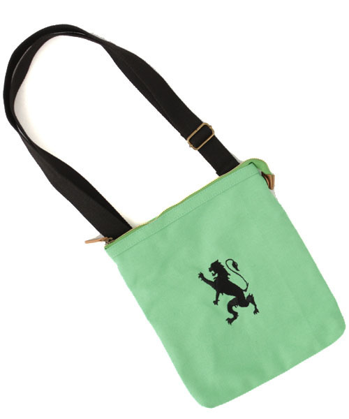 GIORDANO（ジョルダーノ）の「[GIORDANO]ライオン刺繍キャンバスショルダーバッグ (2015年モデル）（ショルダーバッグ・メンズ・ブラック/ブラック系その他/グリーン/カーキ/ネイビー/パープル/ピンク・FREE）」の5枚目の写真