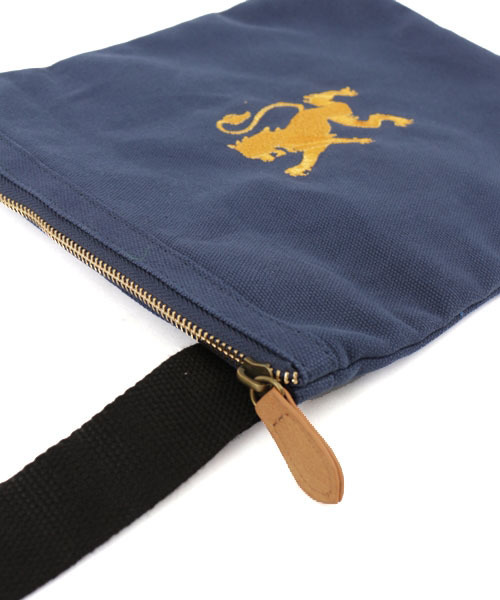 GIORDANO（ジョルダーノ）の「[GIORDANO]ライオン刺繍キャンバスショルダーバッグ (2015年モデル）（ショルダーバッグ・メンズ・ブラック/ブラック系その他/グリーン/カーキ/ネイビー/パープル/ピンク・FREE）」の9枚目の写真