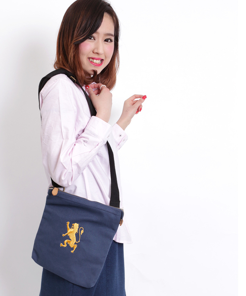 GIORDANO（ジョルダーノ）の「[GIORDANO]ライオン刺繍キャンバスショルダーバッグ (2015年モデル）（ショルダーバッグ・メンズ・ブラック/ブラック系その他/グリーン/カーキ/ネイビー/パープル/ピンク・FREE）」の14枚目の写真