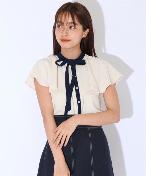 REDYAZEL（レディアゼル）の「バイカラーフリルノースリブラウス（シャツ/ブラウス・レディース・ベージュ/ネイビー/オフホワイト・SMALL/MEDIUM）」の13枚目の写真