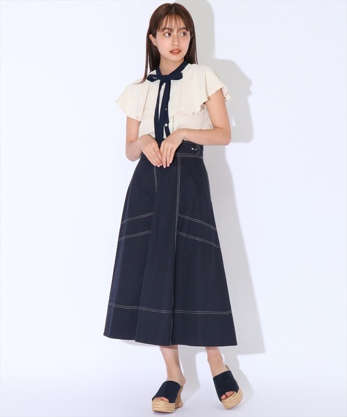 REDYAZEL（レディアゼル）の「バイカラーフリルノースリブラウス（シャツ/ブラウス・レディース・ベージュ/ネイビー/オフホワイト・SMALL/MEDIUM）」の16枚目の写真