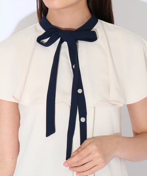 REDYAZEL（レディアゼル）の「バイカラーフリルノースリブラウス（シャツ/ブラウス・レディース・ベージュ/ネイビー/オフホワイト・SMALL/MEDIUM）」の17枚目の写真