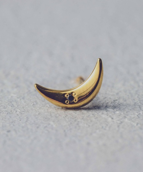 and cloud（アンドクラウド）の「Nocturnal Crescent Pierce / Single（ピアス（片耳用）・レディース・ブラック/イエローゴールド/シルバー・FREE）」の3枚目の写真