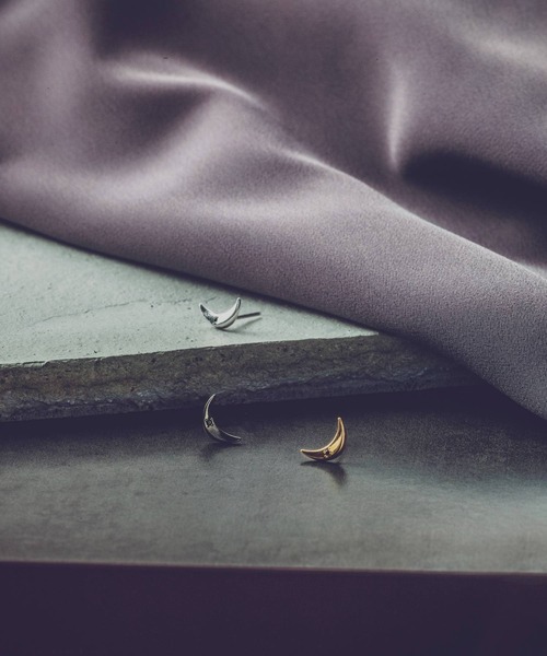 and cloud（アンドクラウド）の「Nocturnal Crescent Pierce / Single（ピアス（片耳用）・レディース・ブラック/イエローゴールド/シルバー・FREE）」の2枚目の写真