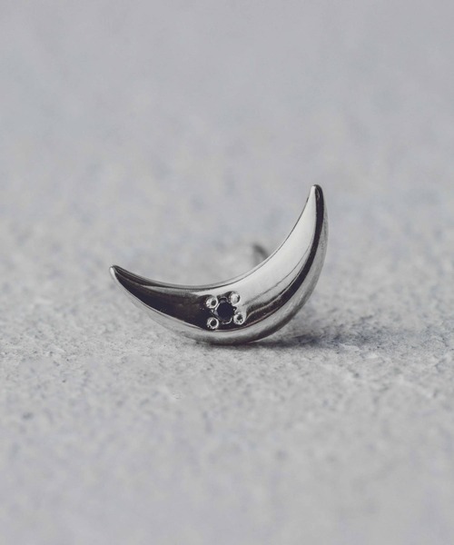 and cloud（アンドクラウド）の「Nocturnal Crescent Pierce / Single（ピアス（片耳用）・レディース・ブラック/イエローゴールド/シルバー・FREE）」の7枚目の写真
