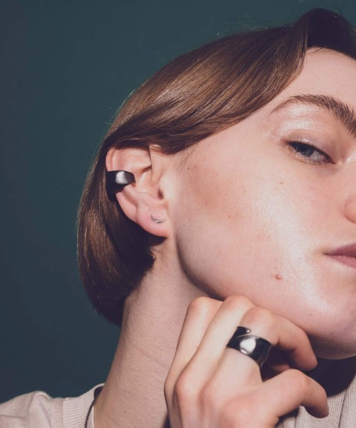 and cloud（アンドクラウド）の「Nocturnal Crescent Pierce / Single（ピアス（片耳用）・レディース・ブラック/イエローゴールド/シルバー・FREE）」の9枚目の写真