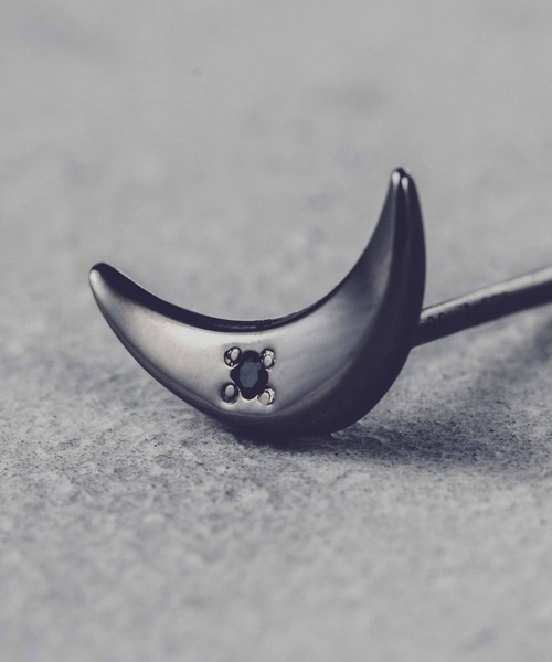 and cloud（アンドクラウド）の「Nocturnal Crescent Pierce / Single（ピアス（片耳用）・レディース・ブラック/イエローゴールド/シルバー・FREE）」の14枚目の写真