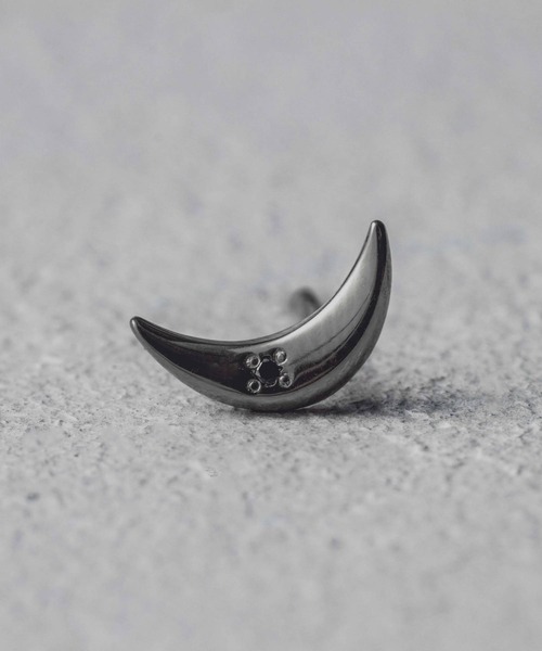 and cloud（アンドクラウド）の「Nocturnal Crescent Pierce / Single（ピアス（片耳用）・レディース・ブラック/イエローゴールド/シルバー・FREE）」の5枚目の写真