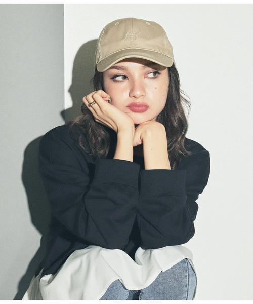 ANAP（アナップ）の「同色刺繍シンプルキャップ（キャップ・レディース・ベージュ/ブラック・FREE）」の2枚目の写真