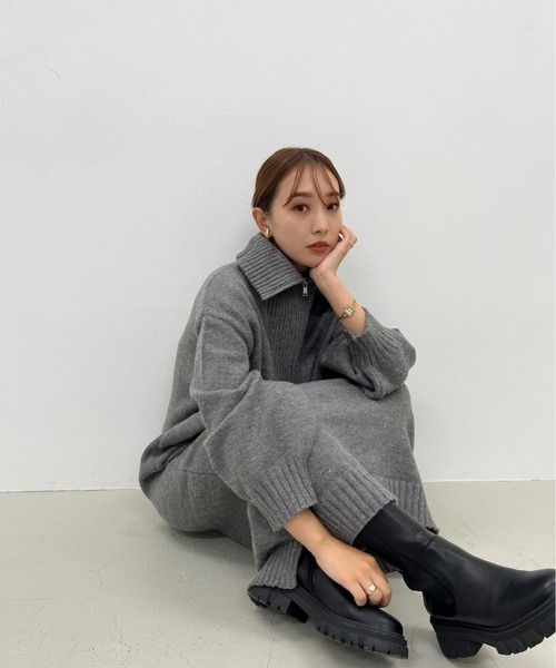 y/m by 村岡美里(イムバイムラオカミサト)の「村岡美里×y/m ハーフジップニットワンピース(ワンピース・レディース・ブラック/グレー/オフホワイト・FREE)」の4枚目の写真