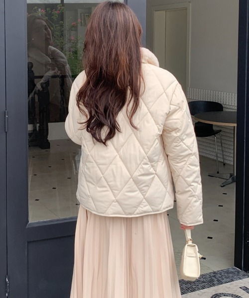 ECLIN(エクラン)の「エコファー衿キルティングブルゾン(ブルゾン・レディース・ブラック/アイボリー/モカ・FREE)」の10枚目の写真