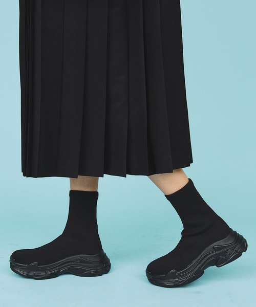 casane(カサネ)の「ソックススニーカーブーツ(ブーツ・レディース・ダークブラック/ブラック・0/1/2)」の2枚目の写真