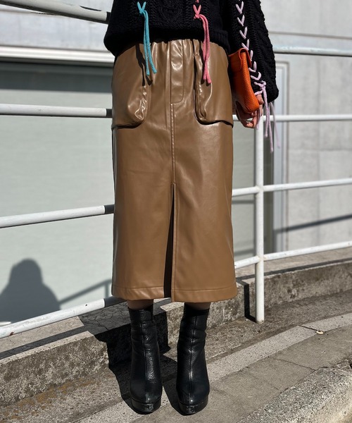 mi via loca（ミヴィアロカ）の「フェイクレザーポケットデザインスカート（スカート・レディース・ブラウン/キャメル・FREE）」の2枚目の写真
