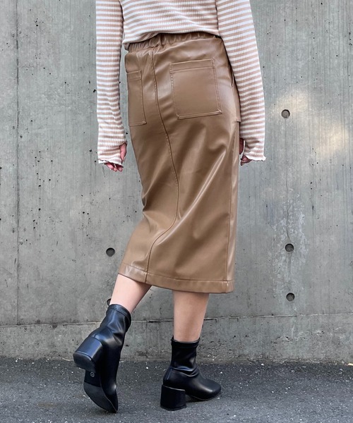 mi via loca（ミヴィアロカ）の「フェイクレザーポケットデザインスカート（スカート・レディース・ブラウン/キャメル・FREE）」の4枚目の写真
