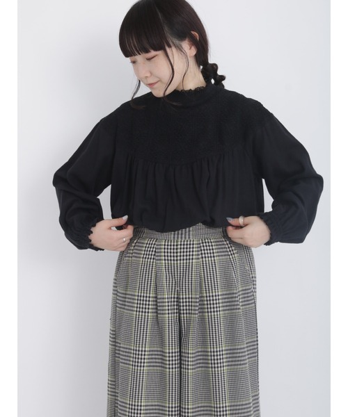 Samansa Mos2（サマンサ モスモス）の「シャーリングレース切替ブラウス（シャツ/ブラウス・レディース・オフホワイト/ブラック/キナリ/ピンク・ﾌﾘ-）」の4枚目の写真