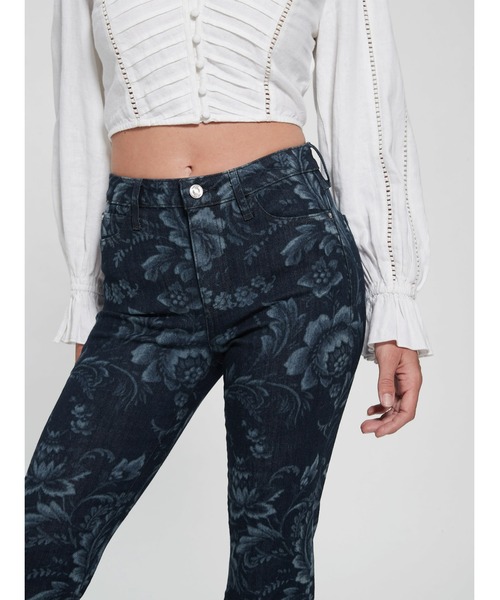 Guess（ゲス）の「Eco Adeline Floral High-Rise Flare Jeans（デニムパンツ・レディース・ブルー・25inch/26inch/27inch/24inch）」の6枚目の写真