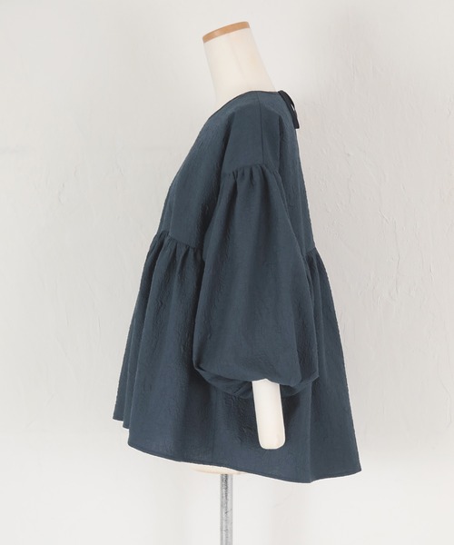 UR'S（ユアーズ）の「ふくれジャガードギャザーフレアトップス（Tシャツ/カットソー・レディース・ホワイト/ブラック/ダークネイビー・S/M/L）」の5枚目の写真