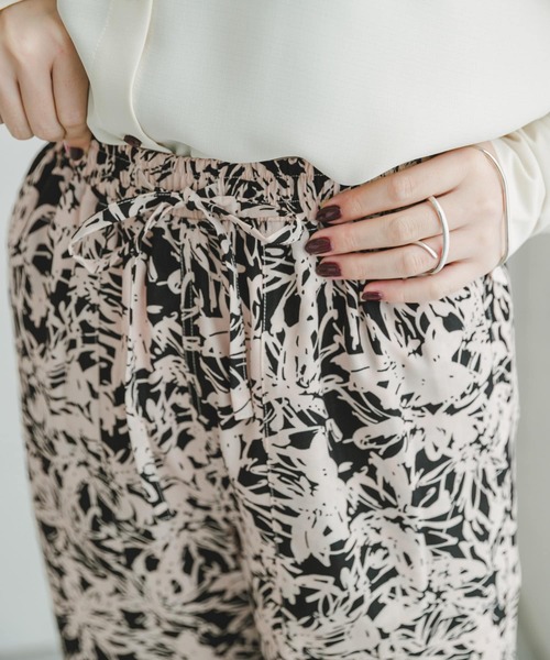 ITEMS URBANRESEARCH（アイテムズ アーバンリサーチ）の「ガライージーパンツ（その他パンツ・レディース・ブラック/グリーン/ブラック系その他/オフホワイト/ブラウン・FREE）」の9枚目の写真