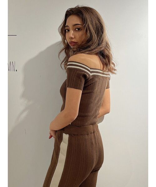 GYDA（ジェイダ）の「【SET着用可】2WAYオフショルラインニットTOPS（ニット/セーター・レディース・ブラウン/ピンク/ブラック・FREE）」の7枚目の写真