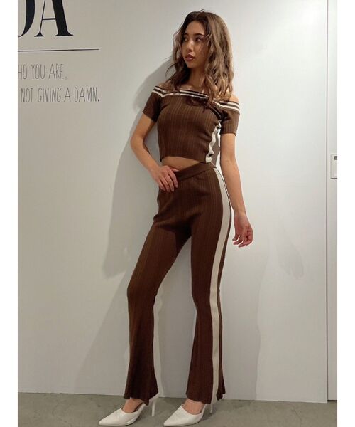 GYDA（ジェイダ）の「【SET着用可】2WAYオフショルラインニットTOPS（ニット/セーター・レディース・ブラウン/ピンク/ブラック・FREE）」の10枚目の写真