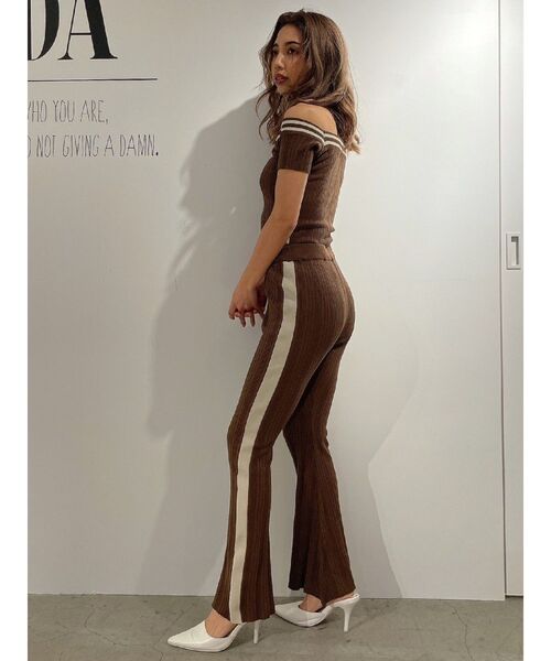 GYDA（ジェイダ）の「【SET着用可】2WAYオフショルラインニットTOPS（ニット/セーター・レディース・ブラウン/ピンク/ブラック・FREE）」の11枚目の写真