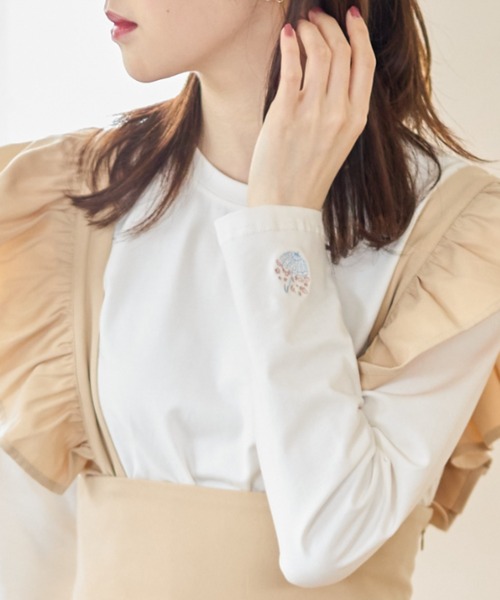 tocco closet(トッコ クローゼット)の「袖口ワンポイント刺繍ボディケアカットソー(Tシャツ/カットソー・レディース・イエロー/ホワイト系4/ブラック系1/ブラック系3/ピンク/ホワイト系1/ホワイト系2/グレイッシュブルー/ホワイト系3/ブラック系2/ブラック系4/チャコールグレー・M)」の3枚目の写真