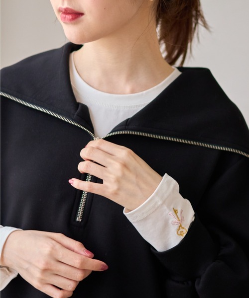 tocco closet(トッコ クローゼット)の「袖口ワンポイント刺繍ボディケアカットソー(Tシャツ/カットソー・レディース・イエロー/ホワイト系4/ブラック系1/ブラック系3/ピンク/ホワイト系1/ホワイト系2/グレイッシュブルー/ホワイト系3/ブラック系2/ブラック系4/チャコールグレー・M)」の4枚目の写真