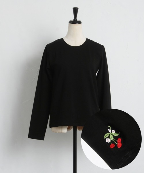 tocco closet(トッコ クローゼット)の「袖口ワンポイント刺繍ボディケアカットソー(Tシャツ/カットソー・レディース・イエロー/ホワイト系4/ブラック系1/ブラック系3/ピンク/ホワイト系1/ホワイト系2/グレイッシュブルー/ホワイト系3/ブラック系2/ブラック系4/チャコールグレー・M)」の6枚目の写真