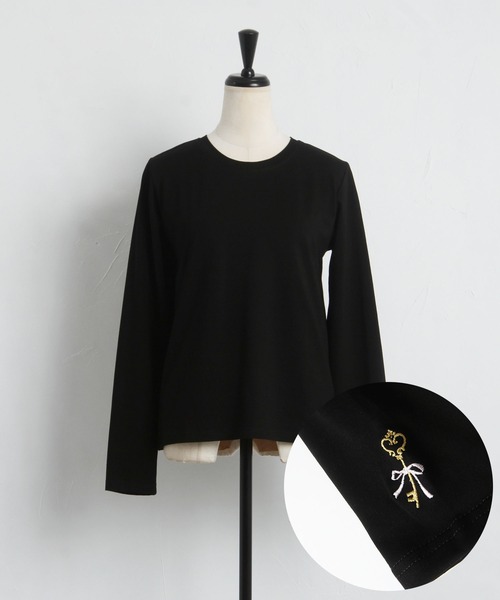 tocco closet(トッコ クローゼット)の「袖口ワンポイント刺繍ボディケアカットソー(Tシャツ/カットソー・レディース・イエロー/ホワイト系4/ブラック系1/ブラック系3/ピンク/ホワイト系1/ホワイト系2/グレイッシュブルー/ホワイト系3/ブラック系2/ブラック系4/チャコールグレー・M)」の8枚目の写真