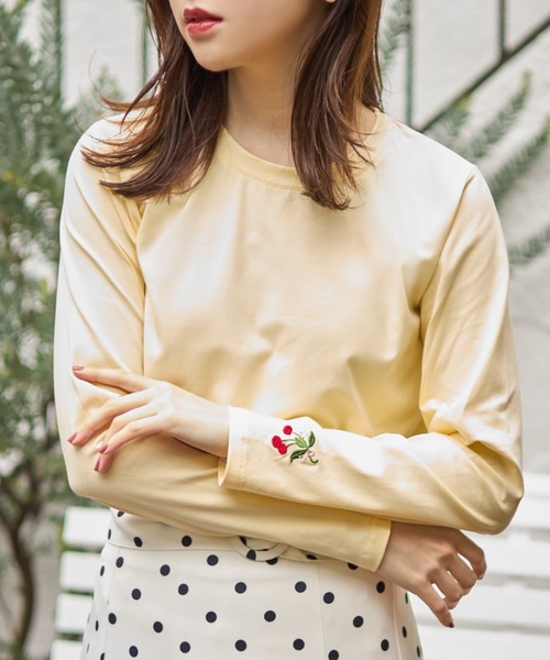 tocco closet(トッコ クローゼット)の「袖口ワンポイント刺繍ボディケアカットソー(Tシャツ/カットソー・レディース・イエロー/ホワイト系4/ブラック系1/ブラック系3/ピンク/ホワイト系1/ホワイト系2/グレイッシュブルー/ホワイト系3/ブラック系2/ブラック系4/チャコールグレー・M)」の12枚目の写真