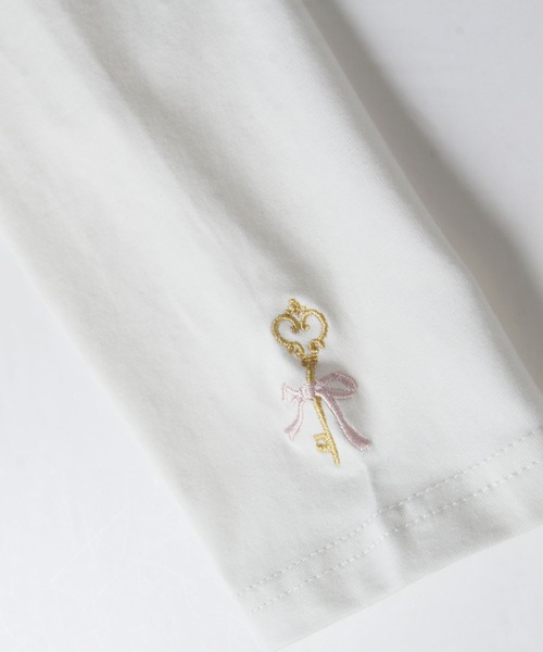 tocco closet(トッコ クローゼット)の「袖口ワンポイント刺繍ボディケアカットソー(Tシャツ/カットソー・レディース・イエロー/ホワイト系4/ブラック系1/ブラック系3/ピンク/ホワイト系1/ホワイト系2/グレイッシュブルー/ホワイト系3/ブラック系2/ブラック系4/チャコールグレー・M)」の20枚目の写真