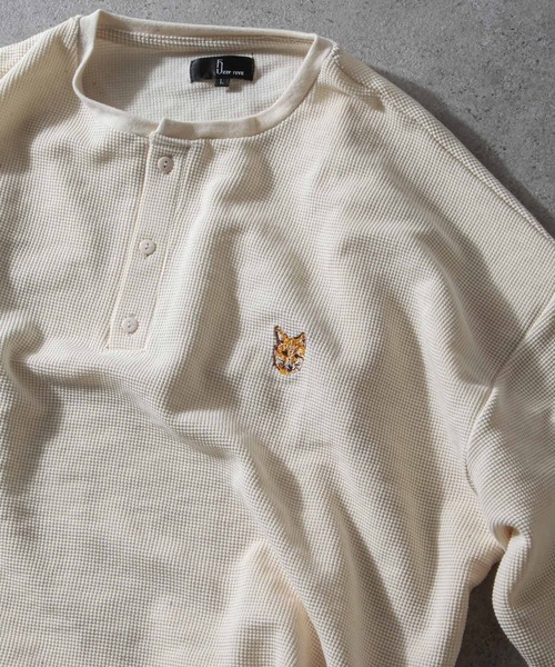 ZIP FIVE(ジップファイブ)の「【ZIP FIVE】 ドライワッフル ビッグシルエット クルー & ヘンリー ワンポイント 動物 刺繍 半袖 Tシャツ 猫 / キツネ(Tシャツ/カットソー・レディース・オートミール/チャコール/イエロー/ベージュ/ブラック系/イエロー系/ブルー系/イエロー系1/ベージュ系/アイボリー系1/グレー系1/ブラック系1/ベージュ系2/アイボリー/ブラック/ホワイト系/ホワイト系1/アイボリー系2/ホワイト系2/アイボリー系/ベージュ系1/ブラック系2/イエロー系2/ブルー系2・MEDIUM/LARGE)」の3枚目の写真