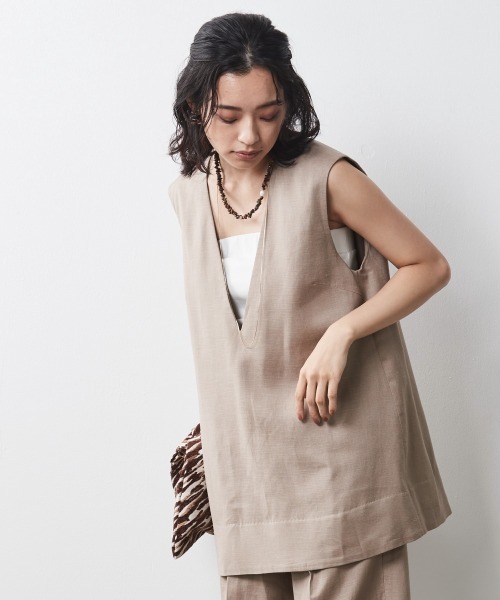 CHIC STYLE(シックスタイル)の「<大きいサイズ>レーヨン麻Vネックノースリーブチュニックブラウス シックスタイル(シャツ/ブラウス・レディース・ベージュ/チャコール・5L/L/4L/LL/3L)」の2枚目の写真