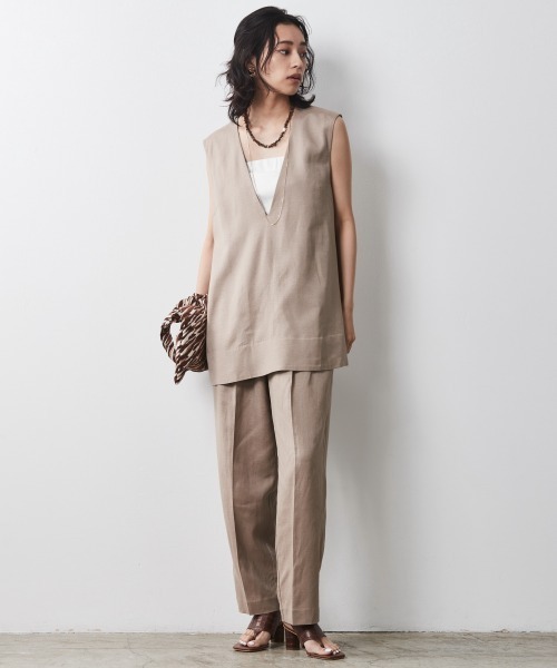 CHIC STYLE(シックスタイル)の「<大きいサイズ>レーヨン麻Vネックノースリーブチュニックブラウス シックスタイル(シャツ/ブラウス・レディース・ベージュ/チャコール・5L/L/4L/LL/3L)」の5枚目の写真