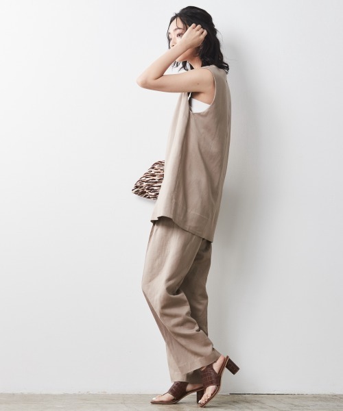 CHIC STYLE(シックスタイル)の「<大きいサイズ>レーヨン麻Vネックノースリーブチュニックブラウス シックスタイル(シャツ/ブラウス・レディース・ベージュ/チャコール・5L/L/4L/LL/3L)」の9枚目の写真
