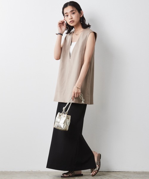 CHIC STYLE(シックスタイル)の「<大きいサイズ>レーヨン麻Vネックノースリーブチュニックブラウス シックスタイル(シャツ/ブラウス・レディース・ベージュ/チャコール・5L/L/4L/LL/3L)」の7枚目の写真