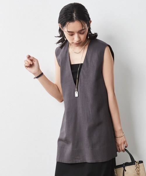 CHIC STYLE(シックスタイル)の「<大きいサイズ>レーヨン麻Vネックノースリーブチュニックブラウス シックスタイル(シャツ/ブラウス・レディース・ベージュ/チャコール・5L/L/4L/LL/3L)」の4枚目の写真