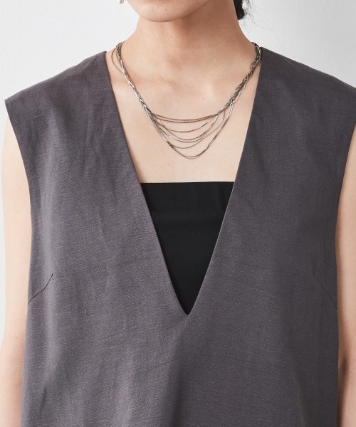 CHIC STYLE(シックスタイル)の「<大きいサイズ>レーヨン麻Vネックノースリーブチュニックブラウス シックスタイル(シャツ/ブラウス・レディース・ベージュ/チャコール・5L/L/4L/LL/3L)」の13枚目の写真
