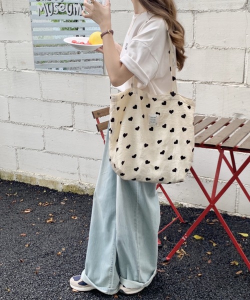 shopnikoniko(ショップニコニコ)の「ブラックハート柄 トートバッグ A4 大容量(トートバッグ・レディース・ホワイト・フリー)」の5枚目の写真