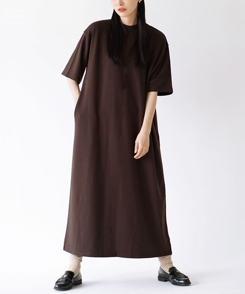 zootie（ズーティー）の「【見た目はON、着心地はOFF。】こなれリラックス 半袖ハイネックワンピース（ワンピース・レディース・ブラウン/オフホワイト/ブルー/ブラック×ホワイト/ブラック/グレイッシュベージュ/ダークブラウン/ネイビー/杢グレー/ダークグリーン・M）」の5枚目の写真