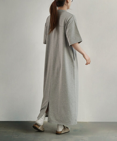 zootie（ズーティー）の「【見た目はON、着心地はOFF。】こなれリラックス 半袖ハイネックワンピース（ワンピース・レディース・ブラウン/オフホワイト/ブルー/ブラック×ホワイト/ブラック/グレイッシュベージュ/ダークブラウン/ネイビー/杢グレー/ダークグリーン・M）」の4枚目の写真