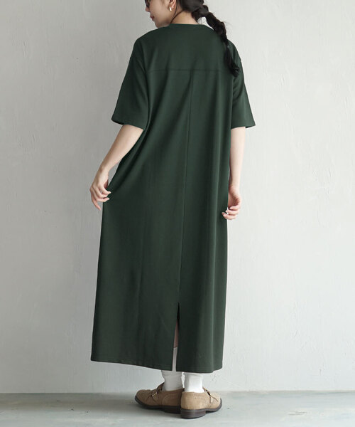 zootie（ズーティー）の「【見た目はON、着心地はOFF。】こなれリラックス 半袖ハイネックワンピース（ワンピース・レディース・ブラウン/オフホワイト/ブルー/ブラック×ホワイト/ブラック/グレイッシュベージュ/ダークブラウン/ネイビー/杢グレー/ダークグリーン・M）」の8枚目の写真