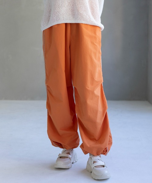LEPSIM(レプシィム)の「ラインパラシュートパンツ 987521(その他パンツ・レディース・オレンジ/アイボリー/ブラック/グレー・FREE)」の4枚目の写真
