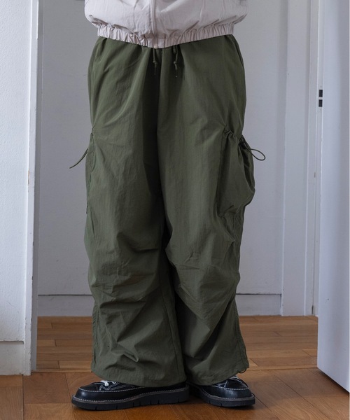 COLIN（コリン）の「COLIN:NYLON DRAWSTRING CARGO PANTS /ナイロン ドロスト カーゴ パンツ（カーゴパンツ・メンズ・ホワイト/ブラック/オリーブ・M/L）」の3枚目の写真