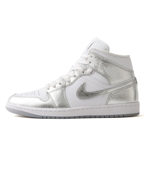 JORDAN BRAND(ジョーダンブランド)の「JORDAN BRAND WMNS AIR JORDAN 1 MID SE / ジョーダン ブランド ウィメンズ エア ジョーダン 1 MID SE / NIKE 【SP】(スニーカー・レディース・ホワイト×シルバー・23.0cm/23.5cm/24.0cm/24.5cm/25.0cm/25.5cm/26.0cm/26.5cm/27.0cm/27.5cm/28.0cm/28.5cm/29.0cm)」の1枚目の写真