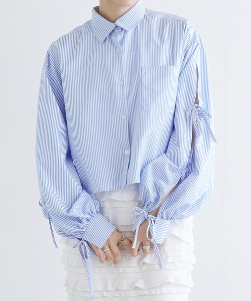w closet(ダブルクローゼット)の「袖リボンショート丈シャツ(シャツ/ブラウス・レディース・サックスブルー系1/ブルー系その他/オフホワイト・FREE)」の1枚目の写真