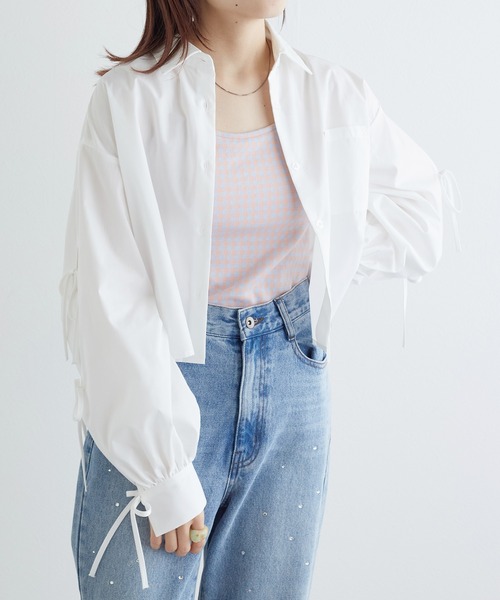 w closet(ダブルクローゼット)の「袖リボンショート丈シャツ(シャツ/ブラウス・レディース・サックスブルー系1/ブルー系その他/オフホワイト・FREE)」の2枚目の写真