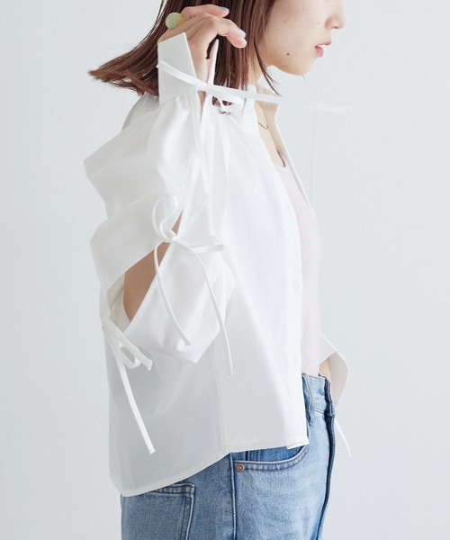 w closet(ダブルクローゼット)の「袖リボンショート丈シャツ(シャツ/ブラウス・レディース・サックスブルー系1/ブルー系その他/オフホワイト・FREE)」の5枚目の写真